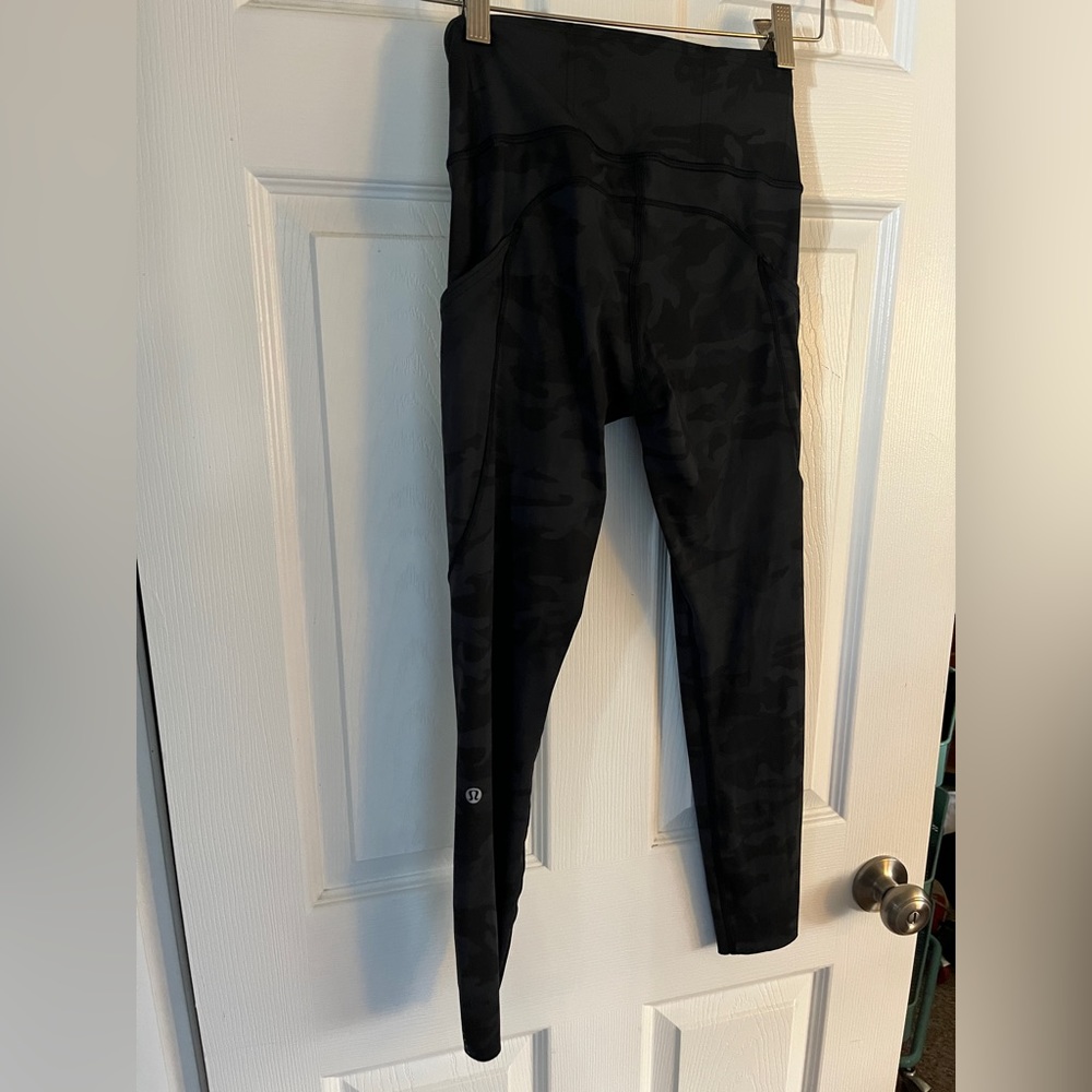 Lululemon 4 black navy blue camo cargo leggings 7/8 length perfect condition